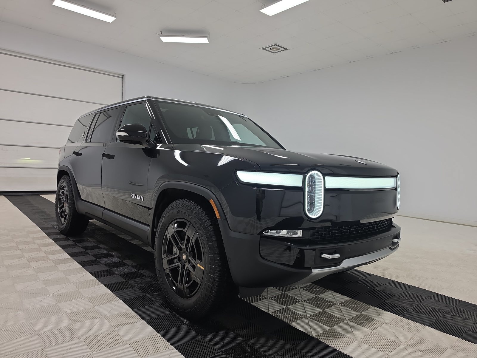 Used 2023 Rivian R1S Adventure Dual AWD/4WD image 7