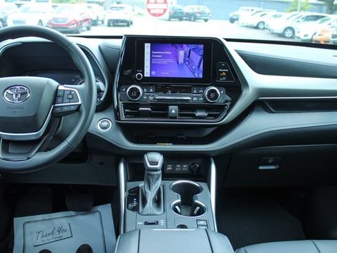 Used 2023 Toyota Highlander XLE AWD/4WD image 17
