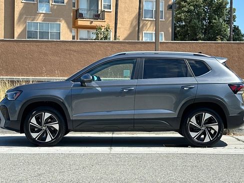 Certified 2026 Volkswagen Taos SE w/ Panoramic Sunroof Package AWD/4WD image 7