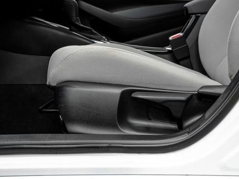 Used 2021 Toyota Corolla LE image 37