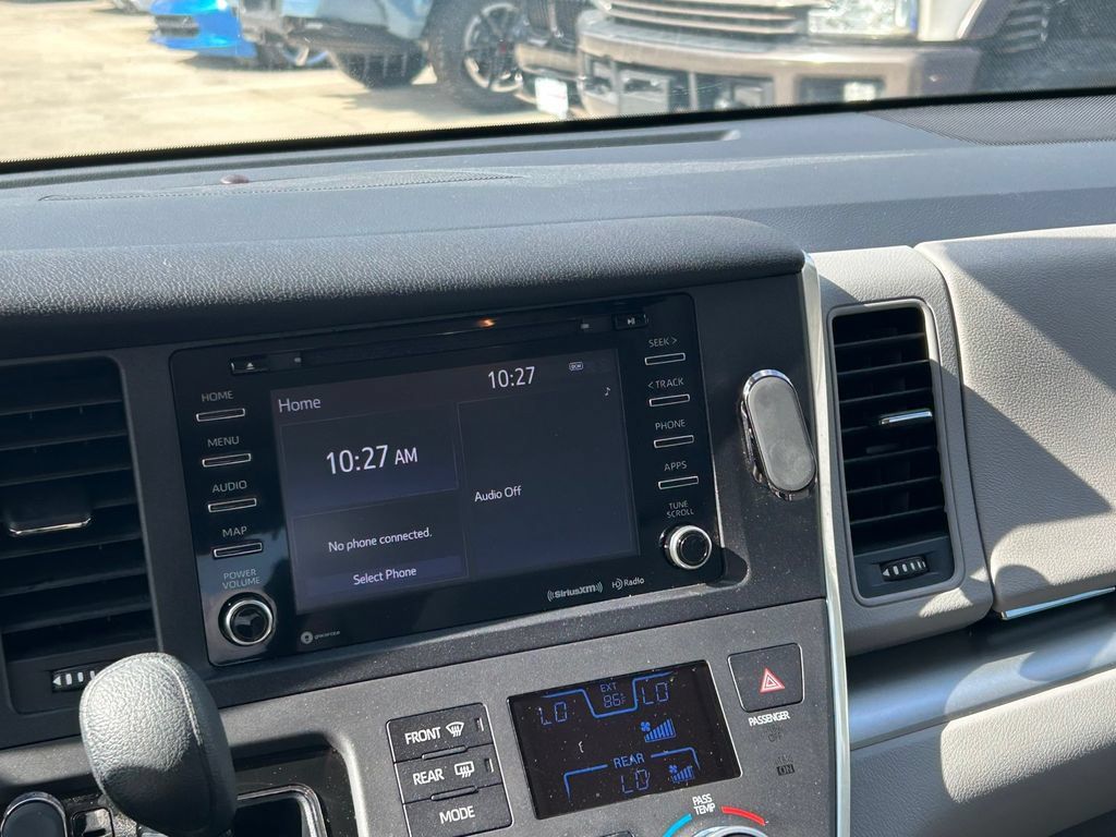 Used 2019 Toyota Sienna LE w/ LE Preferred Package FWD image 19