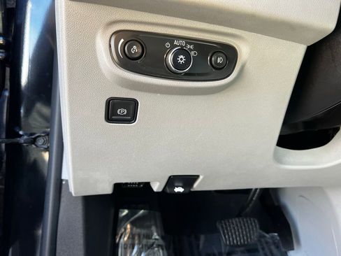 Used 2024 GMC Terrain SLT image 25