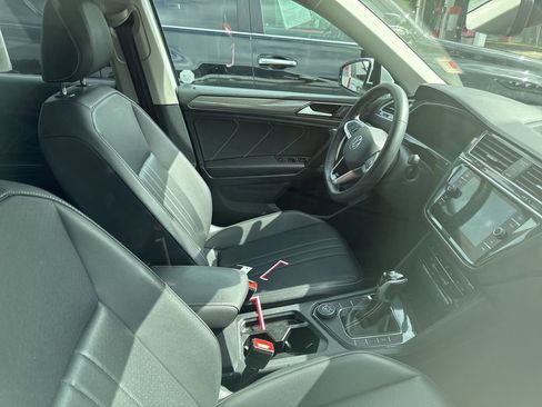 Used 2024 Volkswagen Tiguan SE w/ Panoramic Sunroof Package AWD/4WD image 6