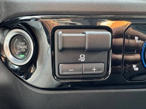 Used 2023 Chevrolet Silverado 1500 LT AWD/4WD image 27
