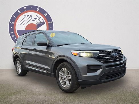 Certified 2024 Ford Explorer XLT image 2