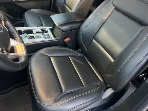Used 2023 Ford Explorer XLT w/ Equipment Group 202A RWD image 33