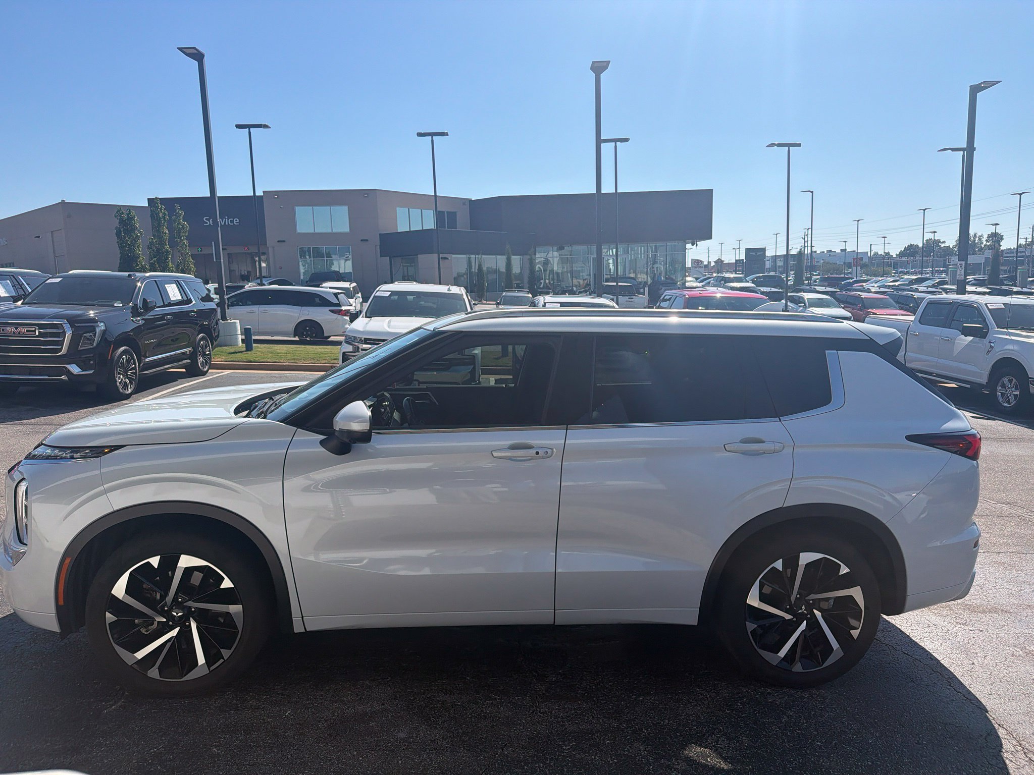 Used 2024 Mitsubishi Outlander SEL FWD image 2
