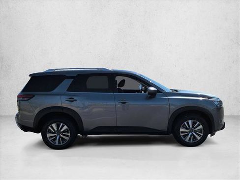 Used 2025 Nissan Pathfinder SL FWD image 4