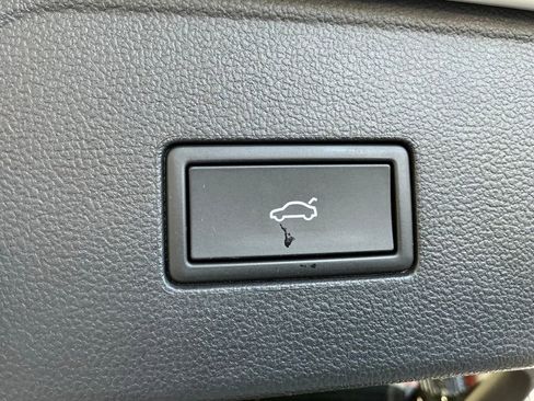 Used 2025 Volkswagen Atlas SE FWD image 24