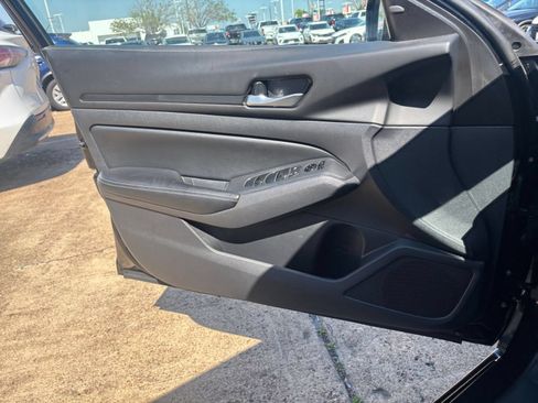 Used 2025 Nissan Altima 2.5 SV FWD image 18