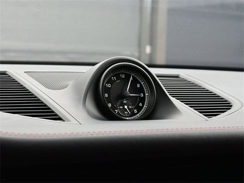 Certified 2025 Porsche Macan image 12