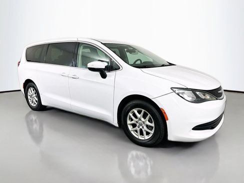 Used 2018 Chrysler Pacifica LX FWD image 1