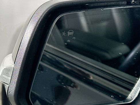 Used 2023 GMC Acadia SLT w/ Elevation Edition image 16