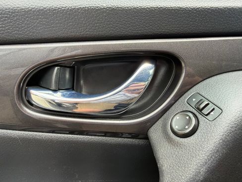 Used 2019 Nissan Rogue SV w/ Sun & Sound Touring Package AWD/4WD image 42