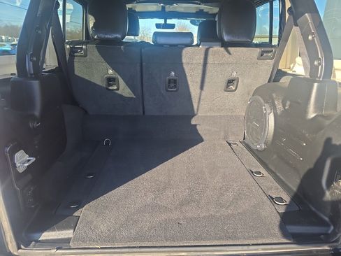 Used 2022 Jeep Wrangler Unlimited Sahara w/ Cold Weather Group image 10