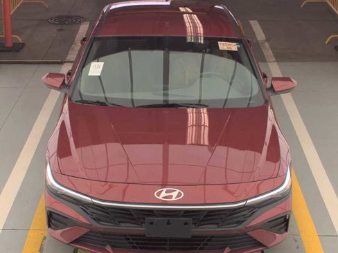 Used 2024 Hyundai Elantra SE FWD image 2