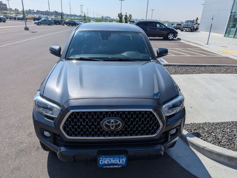 Used 2018 Toyota Tacoma TRD Off-Road w/ Technology Package AWD/4WD image 6