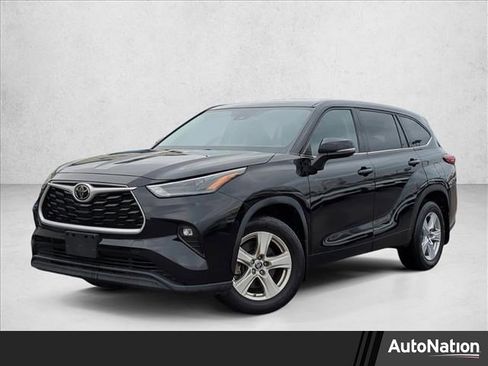 Used 2022 Toyota Highlander LE image 1