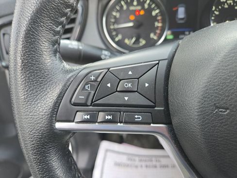 Used 2018 Nissan Rogue SV w/ Premium Package image 18