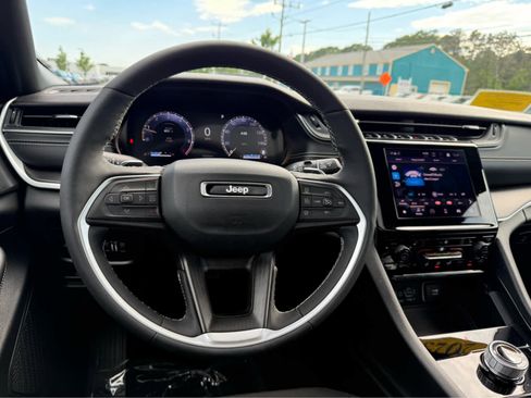 Used 2025 Jeep Grand Cherokee Laredo X w/ Luxury Tech Group I AWD/4WD image 15