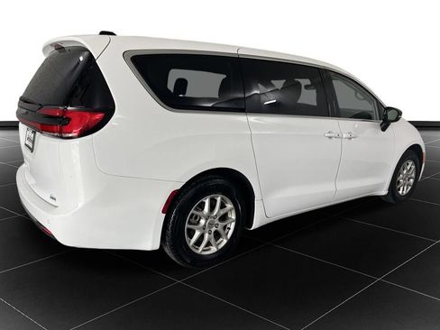 Used 2024 Chrysler Pacifica Touring-L FWD image 5