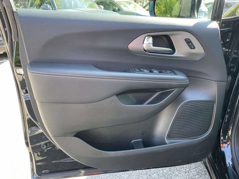 Used 2025 Chrysler Pacifica Select FWD image 16