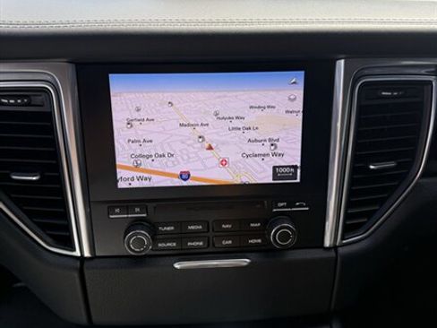 Used 2017 Porsche Macan Turbo image 10