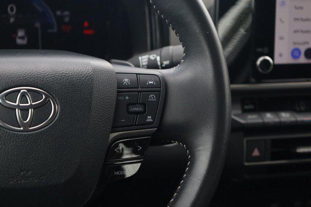Used 2025 Toyota Camry SE FWD image 9