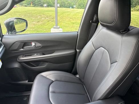 New 2026 Chrysler Pacifica Select AWD/4WD image 32