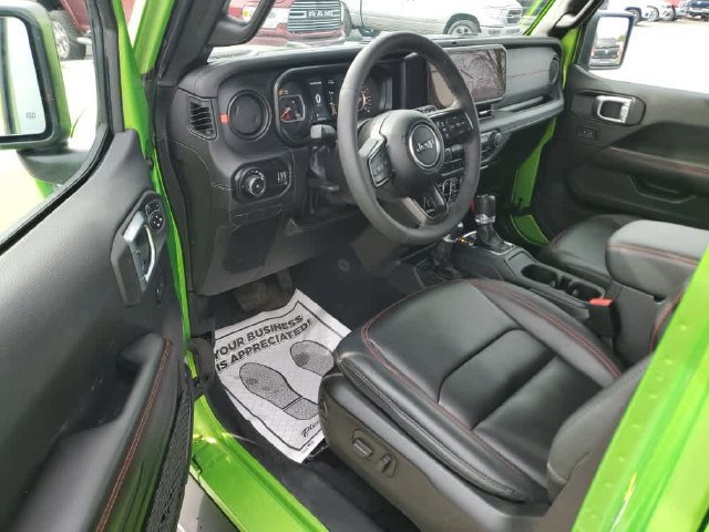 Used 2025 Jeep Wrangler Unlimited Rubicon AWD/4WD image 15