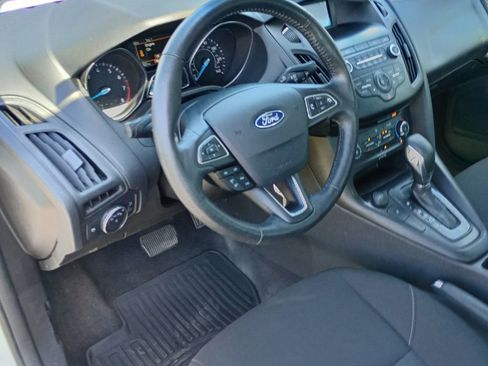 Used 2018 Ford Focus SE w/ Cold Weather Package FWD image 9