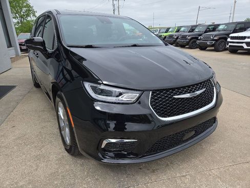 Used 2026 Chrysler Pacifica Limited FWD image 13