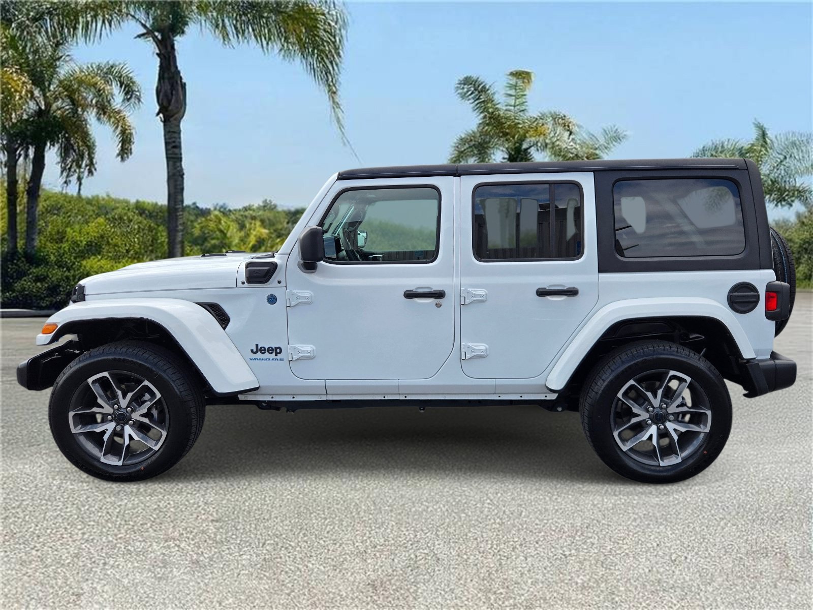 Used 2024 Jeep Wrangler Unlimited AWD/4WD image 2