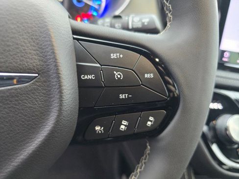 Used 2024 Chrysler Pacifica Premium image 31