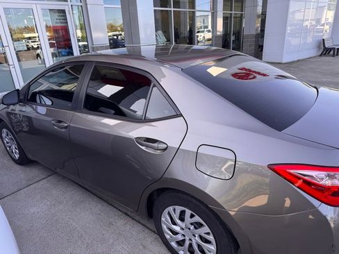 Used 2018 Toyota Corolla LE w/ Carpet Mat Package (TMS) FWD image 2