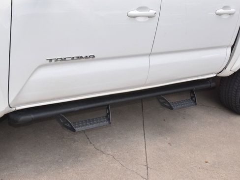 Used 2018 Toyota Tacoma SR5 AWD/4WD image 33