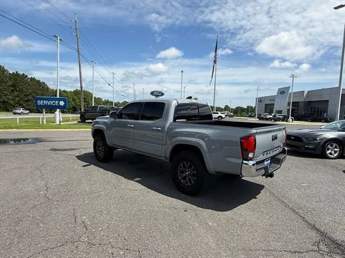 Used 2021 Toyota Tacoma SR5 RWD image 4