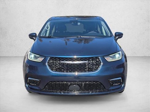 Used 2023 Chrysler Pacifica Touring-L image 2