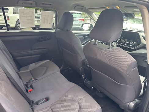 Certified 2025 Toyota Highlander LE FWD image 32