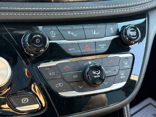 Used 2025 Chrysler Pacifica Limited FWD image 35