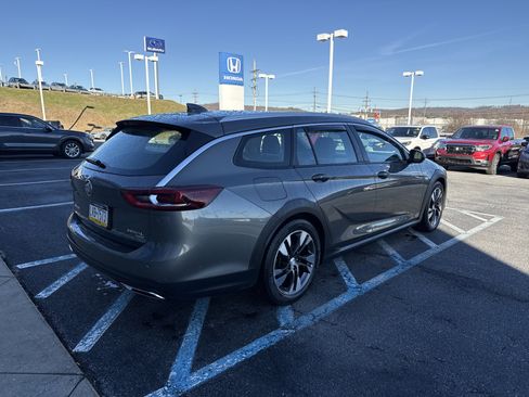 Used 2018 Buick Regal Essence w/ Driver Confidence Package #1 image 3