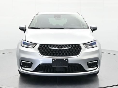 Used 2023 Chrysler Pacifica Touring-L FWD image 2
