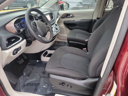 Used 2023 Chrysler Voyager LX FWD image 11
