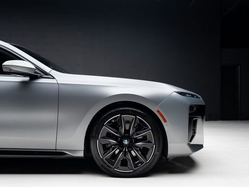 Used 2023 BMW 760i xDrive w/ Executive Package image 40