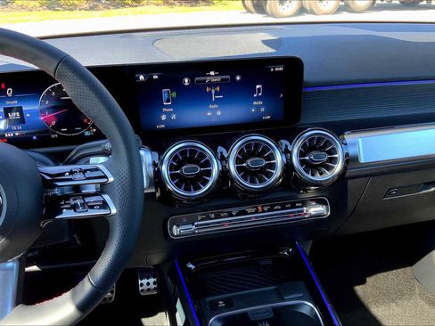 Used 2026 Mercedes-Benz GLB 250 4MATIC image 6