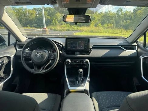 Used 2021 Toyota RAV4 XLE FWD image 18