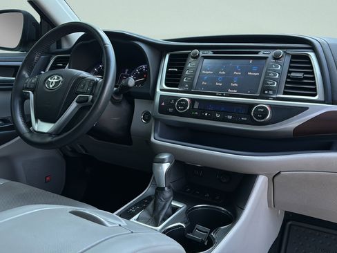 Used 2014 Toyota Highlander Limited w/ Driver Technology Package AWD/4WD image 36