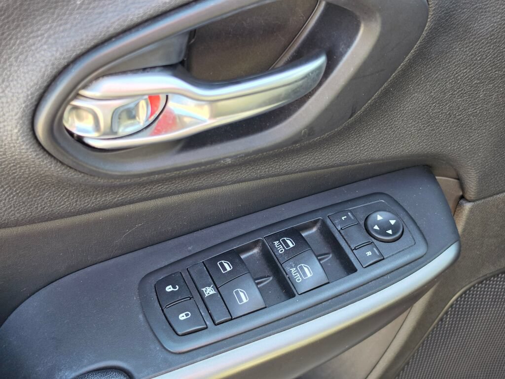 Used 2019 Jeep Cherokee Latitude Plus w/ Cold Weather Group AWD/4WD image 22