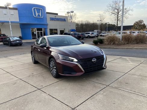 Used 2024 Nissan Altima 2.5 SV image 2