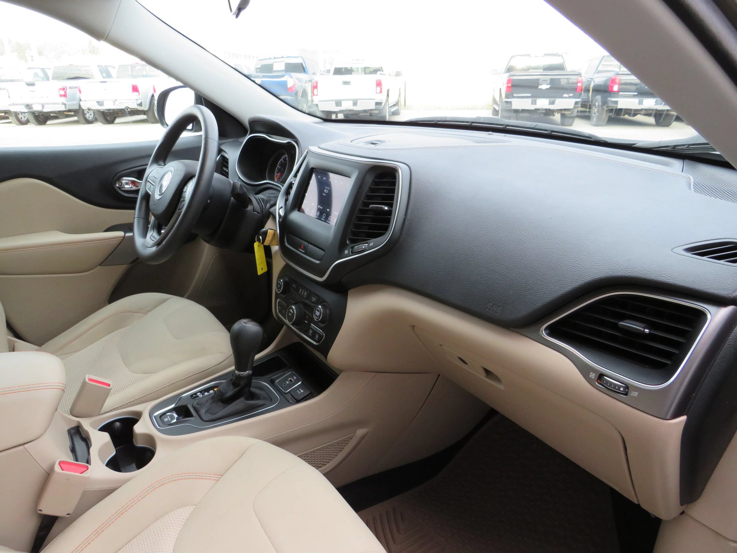 Used 2019 Jeep Cherokee Latitude w/ Popular Appearance Group FWD image 12